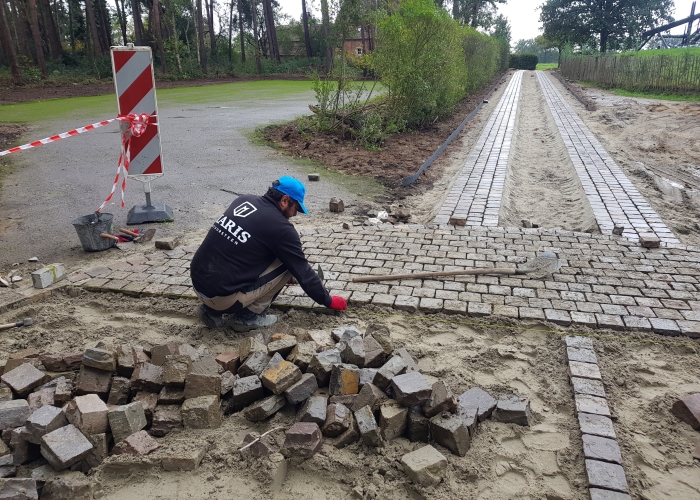 Plaatsen van gezaagde kassei in stabilisé