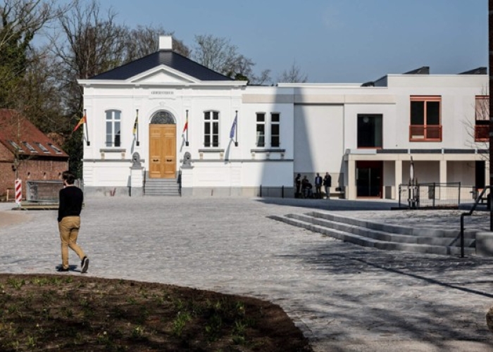 Met natuursteen werd de buurt heropgewaardeerd.